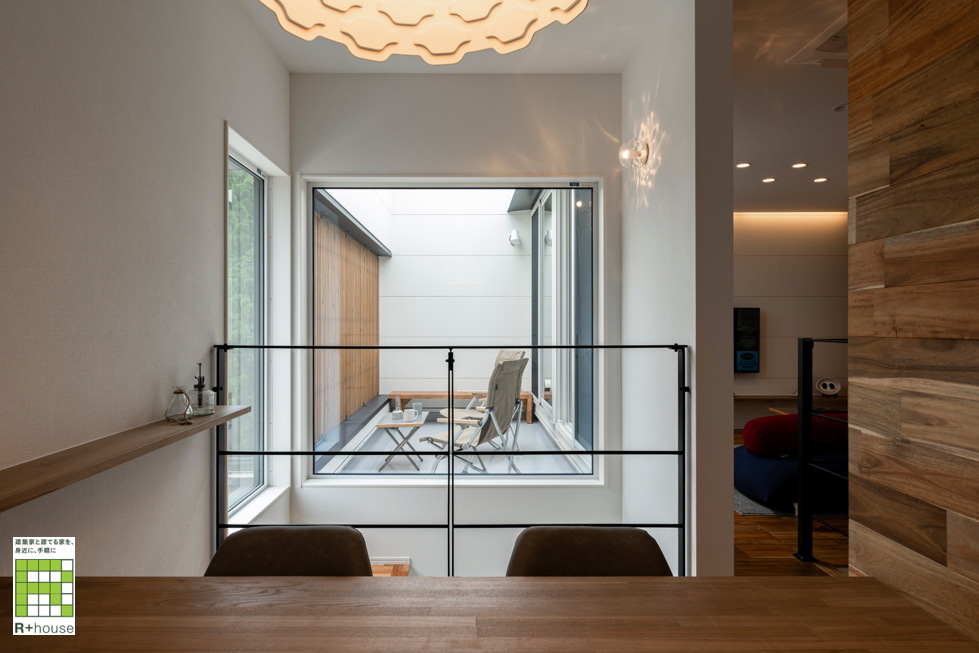 内と外の連続感で見せるリビング