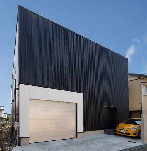 閉じても明るいロの字型で趣味三昧の家