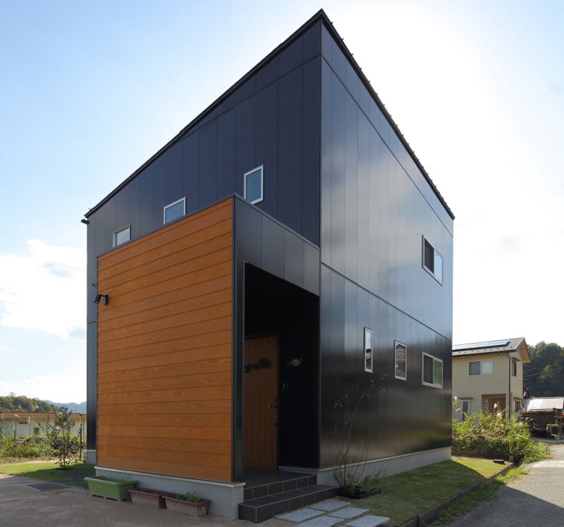 見晴らし抜群の土地に建つ黒シャープな箱の家