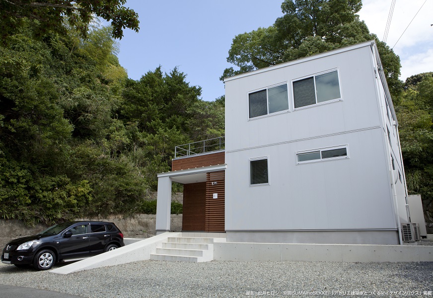 毎日がリゾートになる、森に浮かぶ白い家