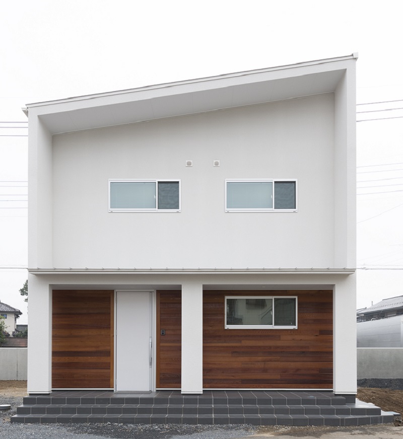 吹き抜けリビングで「空」と戯れる家