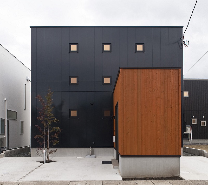 大きなテーブルを、たくさんの笑顔で囲む家