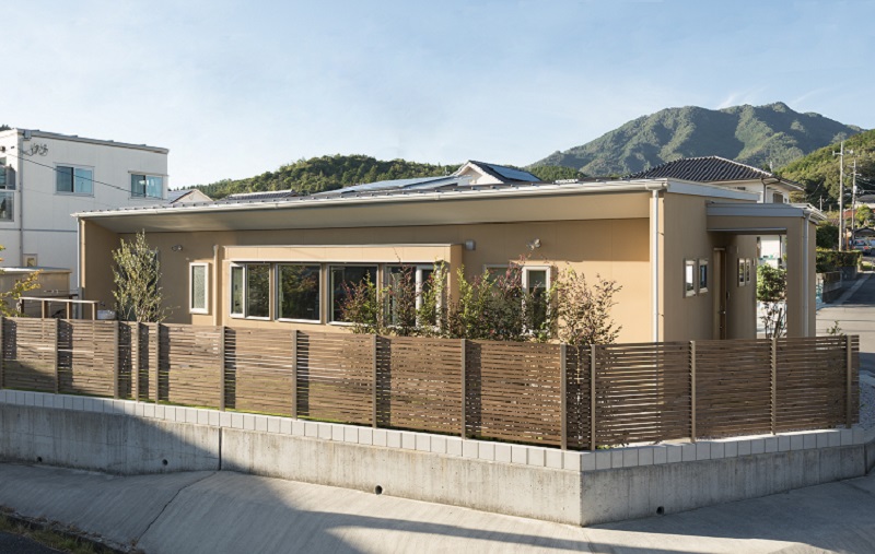 家族が自然と集まる、LDKにロングベンチのある家