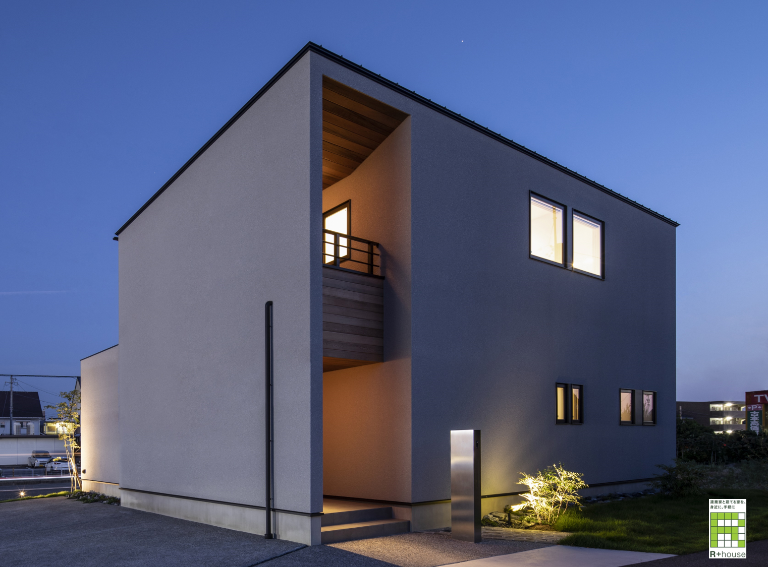 中庭がもたらす開放的な室内