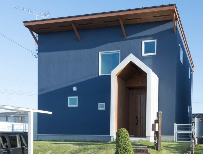 三角アーチが映える開放的な家